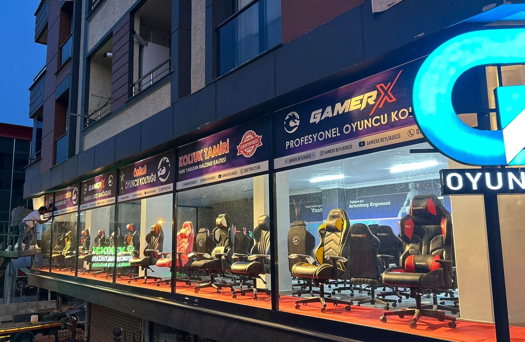 GamerX Konfor Koltuğu'nun ergonomik tasarımını ve üstün özelliklerini gösteren görsel