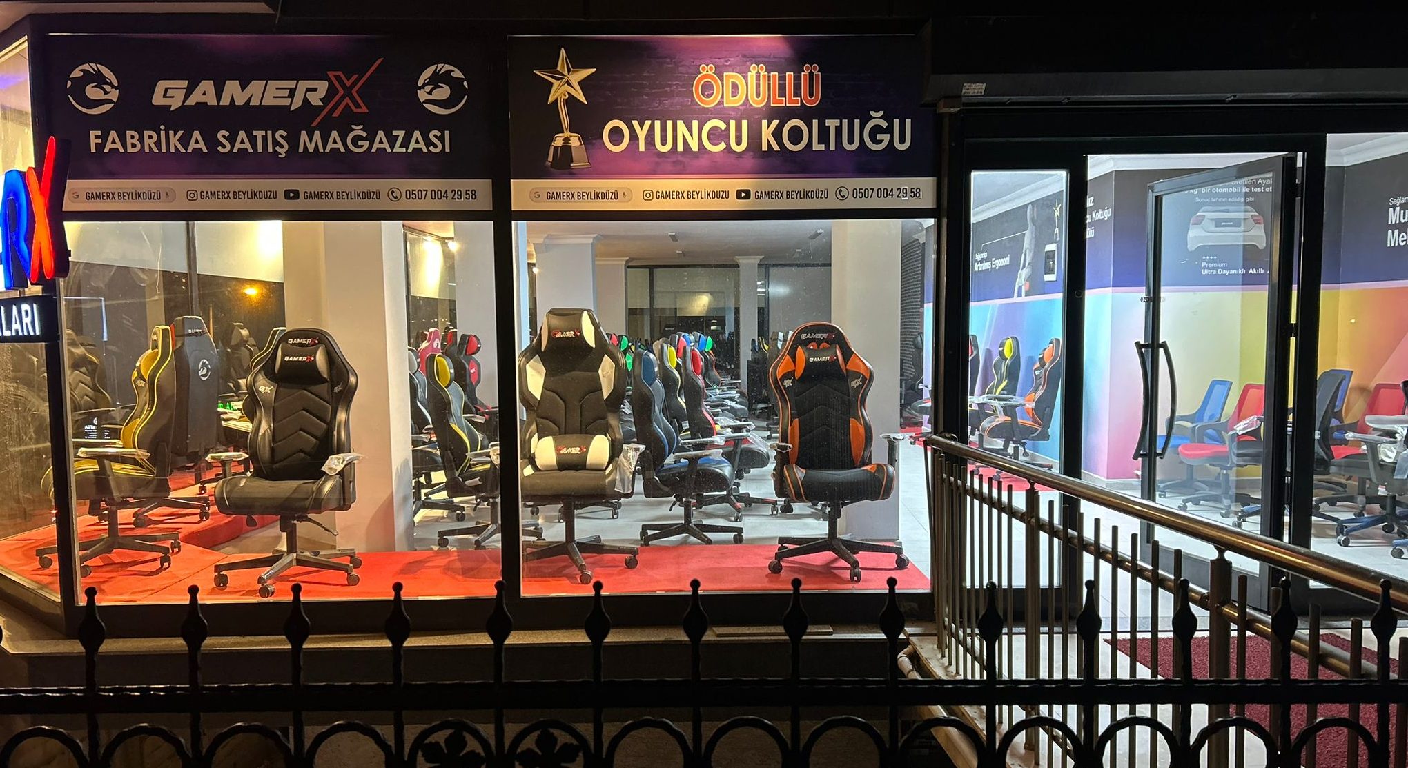 GamerX Konfor Koltuğu'nun ergonomik tasarımını ve üstün özelliklerini gösteren görsel